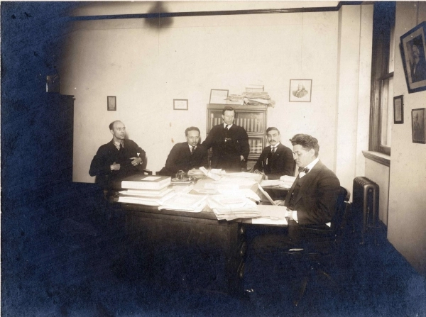 Image 2 sur 6 pour Joe Schlossberg et la Amalgamated Clothing Workers of America - John W. Peck Company Factory
