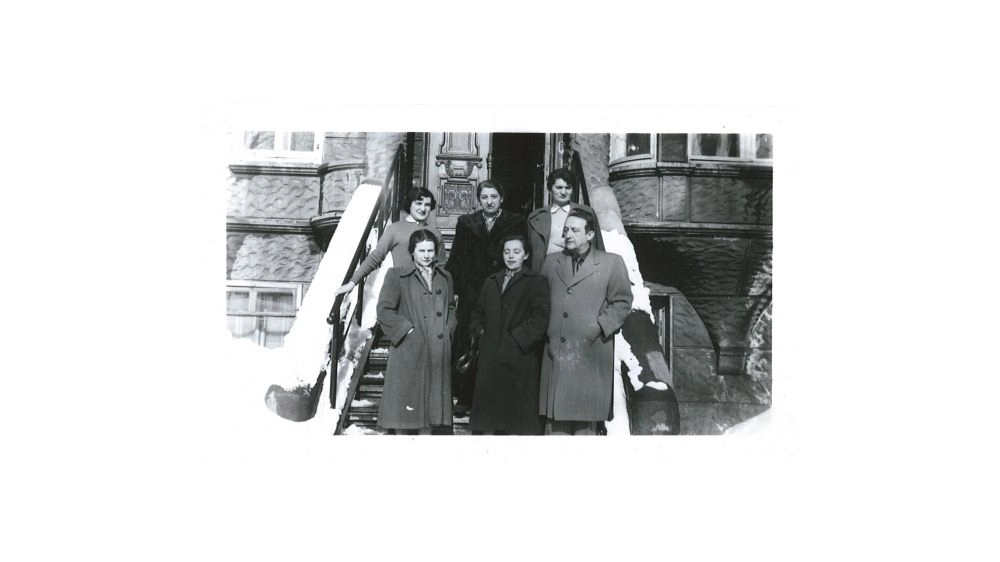 Group portrait, [including Miss. Wiseman, Miss. Boxer, Mrs. Love, Mr. and Mrs. Melech Ravitch [Rochl Eisenberg], Gita Gersonovitch?, and Melech Ravitch], exterior shot, Jewish Public Library. Courtesy of JPL-A.