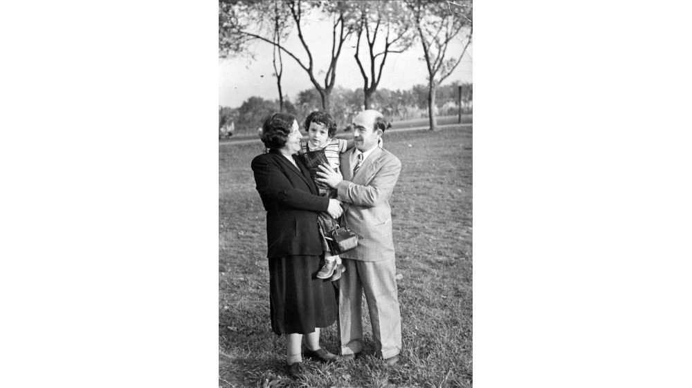 Miriam Isaacs in Montreal with her parents (1952)